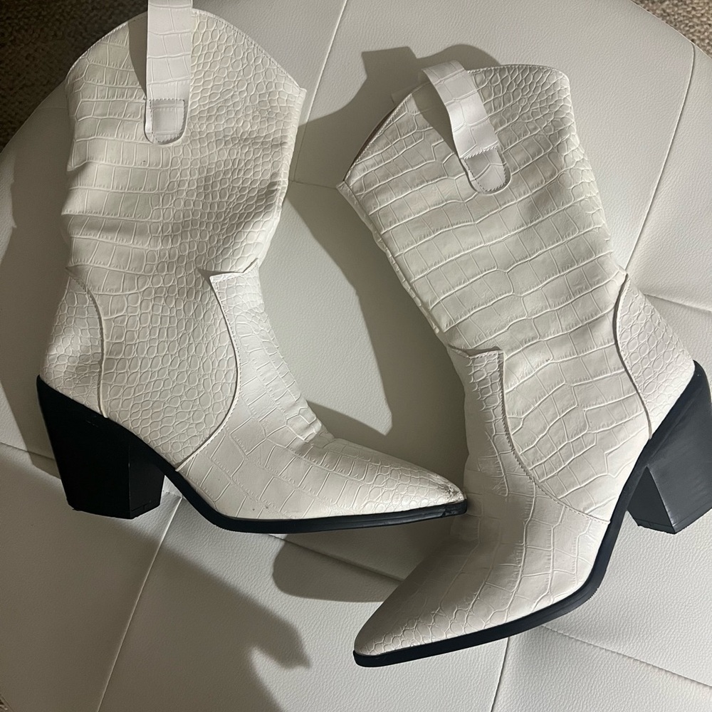 White faux leather cowboy 🤠 boots size 8